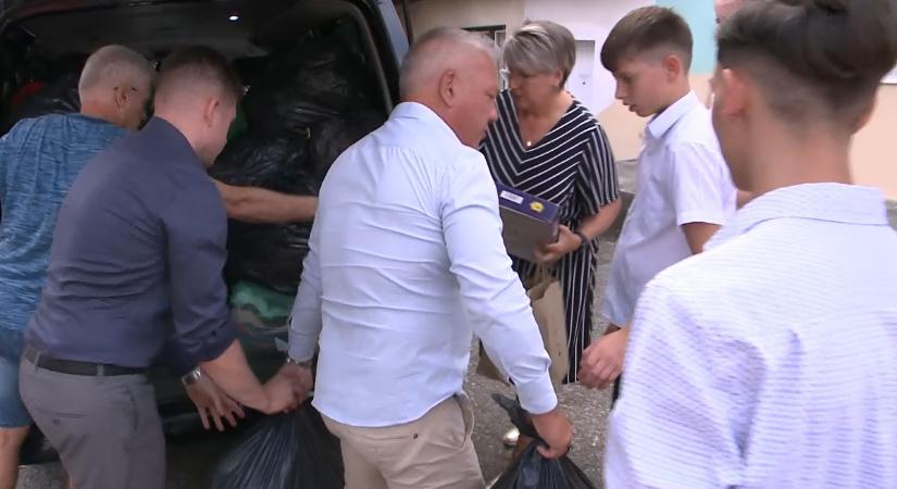 Gyerekek a cápák között: Balogh Levente és Keserű Balázs adományt hozott Nógrádba