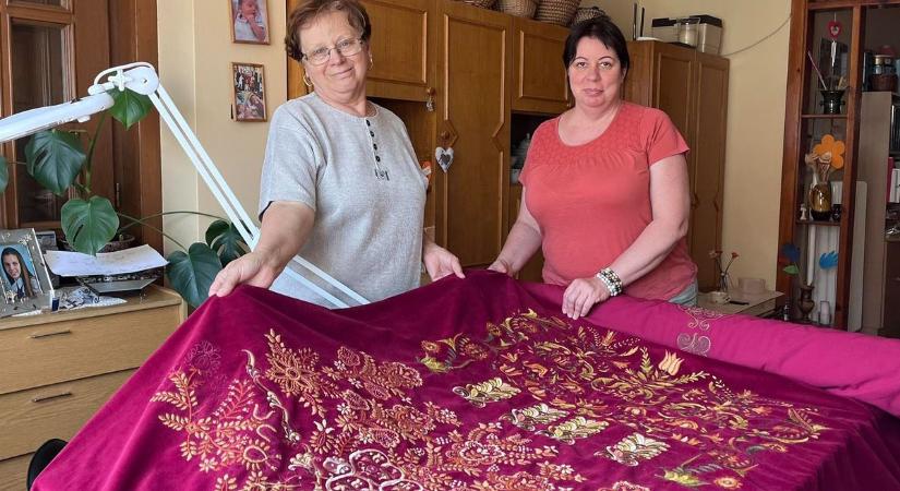 Végigutazik a Kárpát-medencén a díszfüggöny