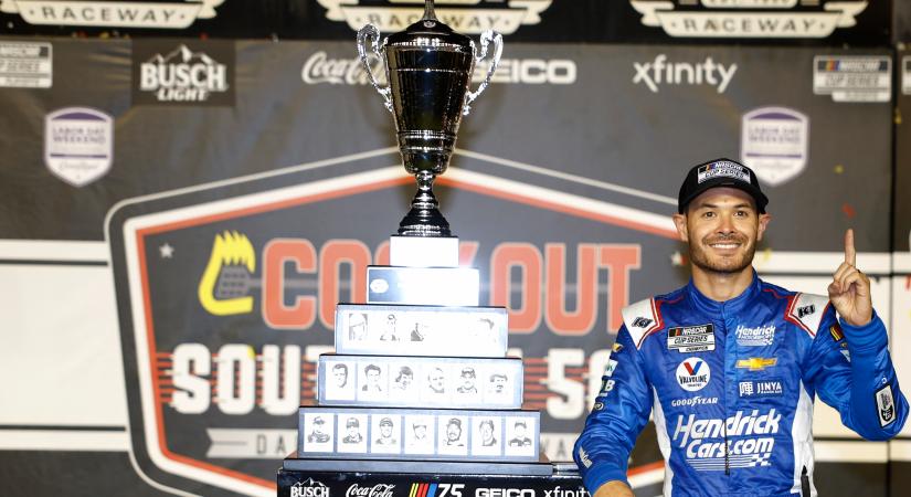 NASCAR: Kyle Larson nyerte a drámákkal és bizarr jelenetekkel fűszerezett 74. Southern 500-at