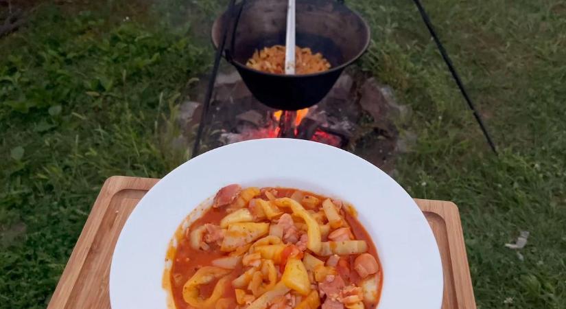Kollégánk szerint a legfinomabb lecsó bográcsban készül – íme a recept
