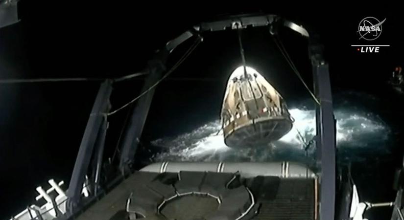 A SpaceX sikeresen visszahozott a Földre négy űrhajóst, hárman még várnak a következő fuvarra