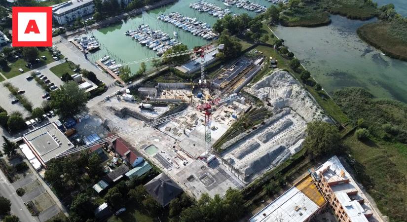 Hatalmas munkagödör a balatonszemesi Hattyú kemping helyén, 153 lakásos luxuslakópark épül