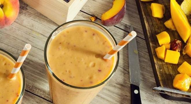 Őszibarackos smoothie, ami felpörget – egy kis trópusi beütéssel