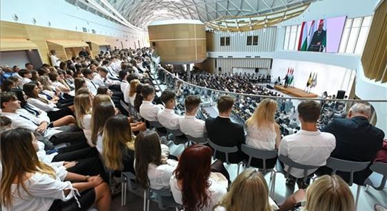Mi történt a Jedlik Ányos Gimnázium falán lévő Orbán-idézettel?