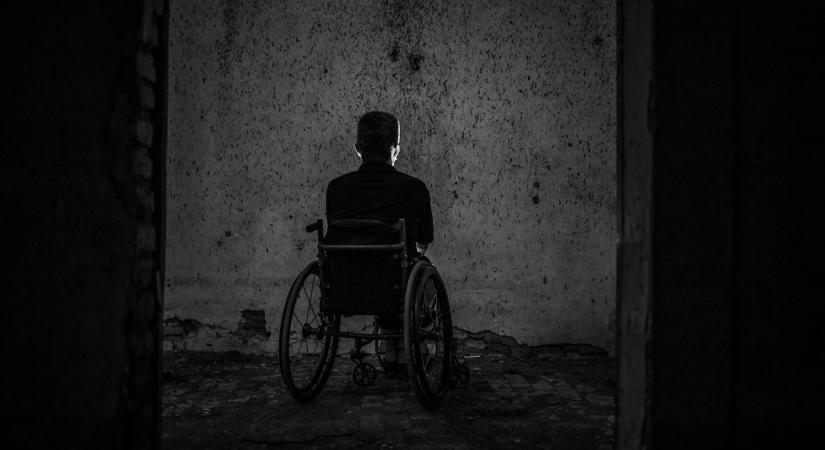 Stephen Hawking és Sandra Bullock férje is ebbe halt bele: az amiotrófiás laterálszklerózisról