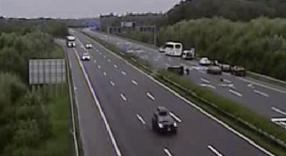 Átrepült az útelválasztó sövényen egy autó az M7-esnél – videó