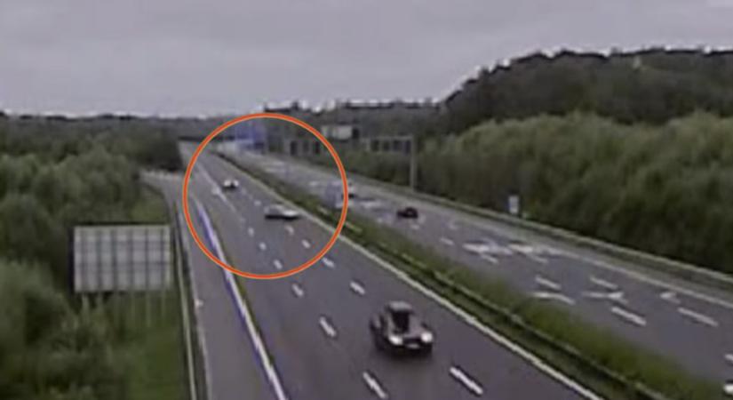 Ijesztő videón, ahogy egy autó átrepül a másik oldalra az M7-es autópályán