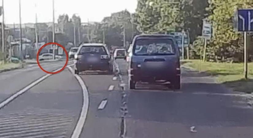 Mi történik a magyar utakon? Újabb sofőr kezdett felelőtlenül száguldozni, centiken múlott a tragédia - videó