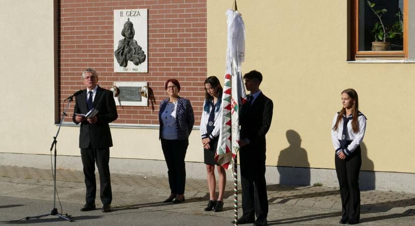 Szecskatábor után tanévnyitó zajlott a II. Géza Gimnáziumban