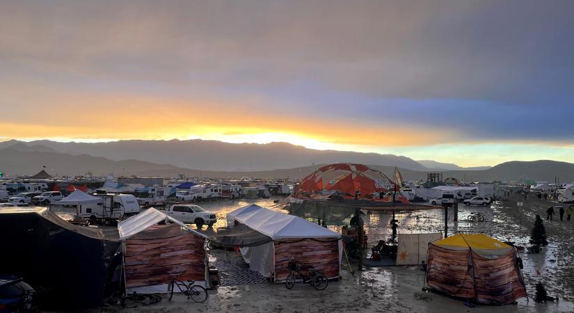 Tragédiába torkollt a Burning Man: egy ember meghalt, és több tízezren rekedtek a nevadai sivatagban esőzés miatt
