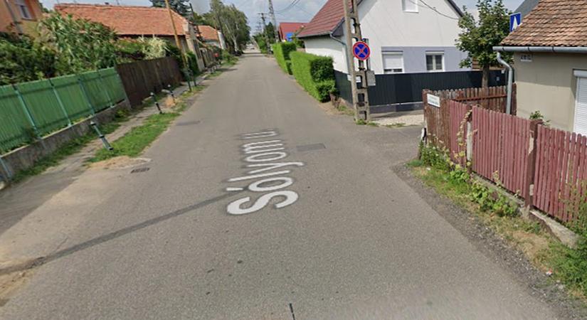 A talajvíz magas szintje miatt a hónap végén tudja javítani a hibát a Debreceni Vízmű a Sólyom utcán