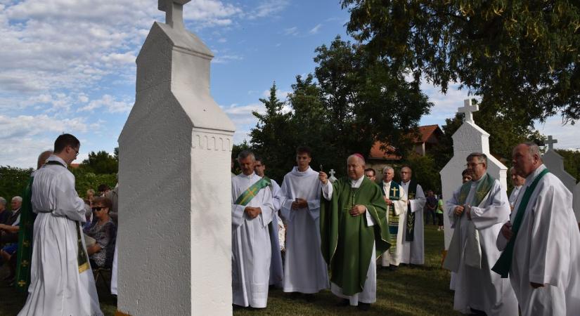 Bábel Balázs celebrált misét a garai kálvária és székelykapu átadóünnepségén  galériával