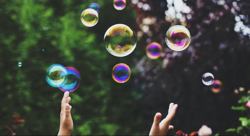 Buborékfújós játékötlet: próbáljátok ki a “pattogó buborékokat”