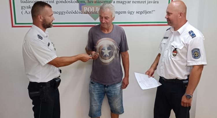 Lába kelt a megtakarításnak, összecsavart zacskóban vitte magával a pénzét a törteli férfi a mulatságba