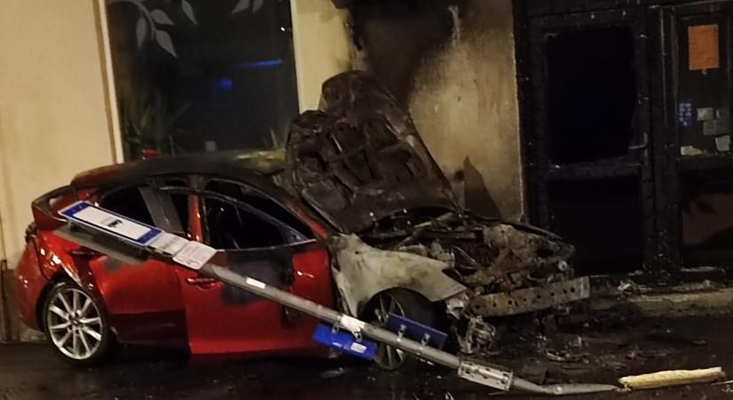 Brutális tarolás a 15. kerületben – 6 millió forintja is bennégett az autóban a felelőtlen sofőrnek