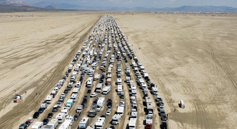 Kiszabadultak a sártenger fogságából a Burning Man látogatói