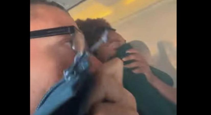 Vészhelyzet: sűrű füst lepte el a repülő utasterét - videó