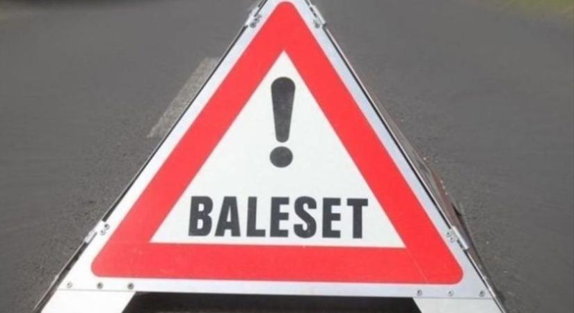 Árokba hajtott egy autó a 84-es főúton