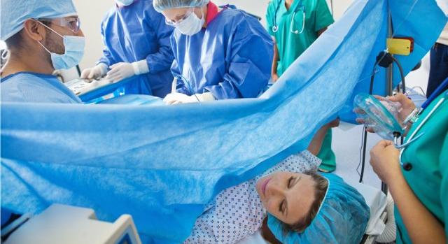 Félrement császármetszés: egy tányér nagyságú eszközt felejtettek a szülő nőben