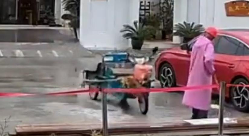 Szedegette a szemetet, aztán jött egy gonosz szellem és megtörtént a lehetetlen - videó