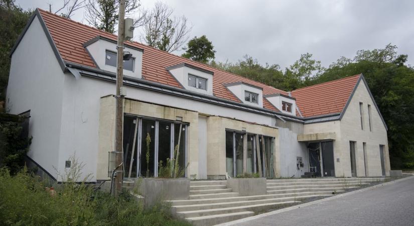 Lelépett a fideszes polgármester fiának cége, az építkezések leálltak, eljárás indult