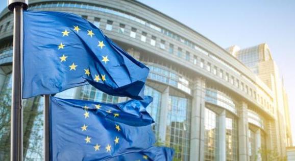 Kapott egy újabb elégséges osztályzatot a magyar kormány
