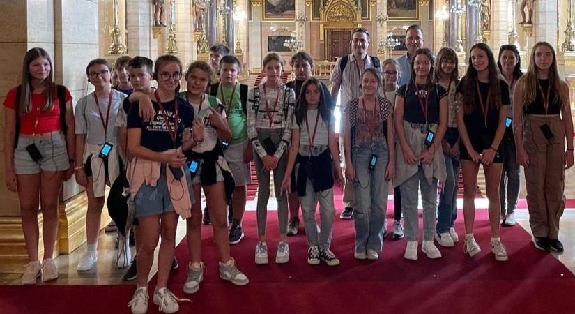 Saját fiát fogadta az Országházban a képviselő