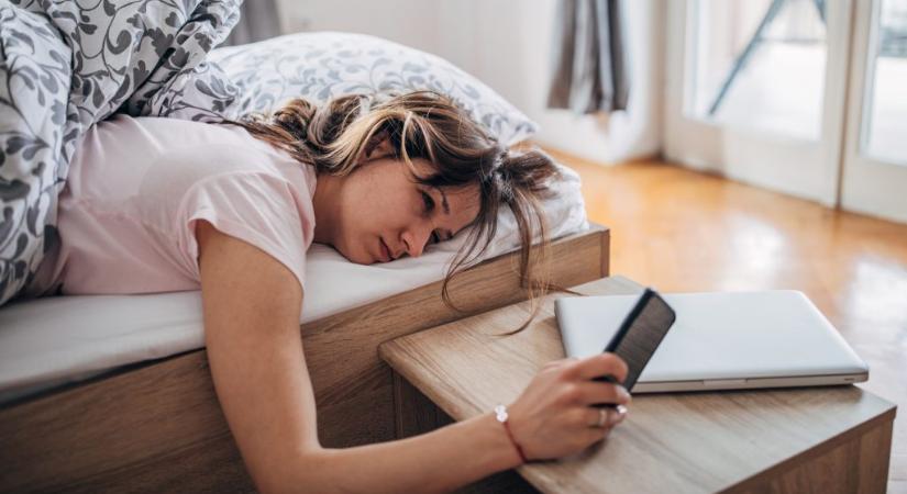 A magyarok háromnegyede ébredés után azonnal nyúl a telefonjáért