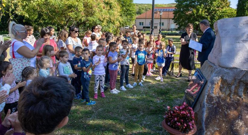 Etesi gyerekek is fejet hajtottak a bányász elődök emléke előtt (videó)