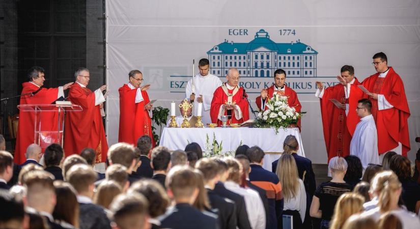 Szentmisével, rektori köszöntővel indul az egri egyetemen a tanév