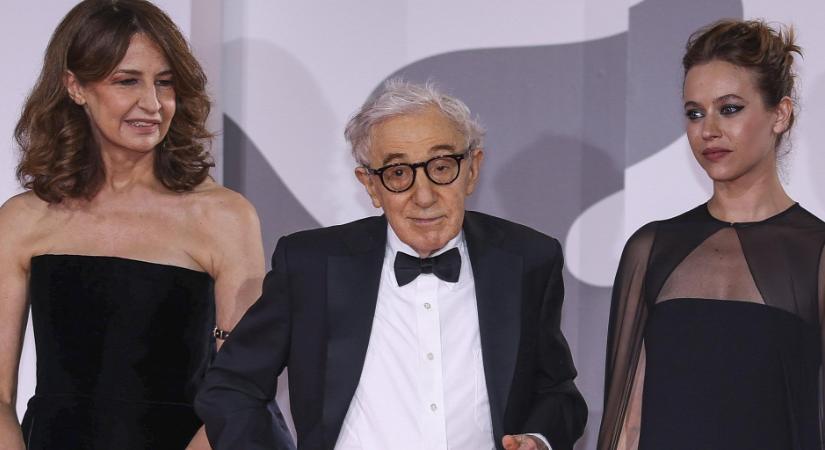 Hatalmas siker, percekig ünnepelték Woody Allen legújabb filmjét Velencében, miközben kint MeToo-tüntetés zajlott