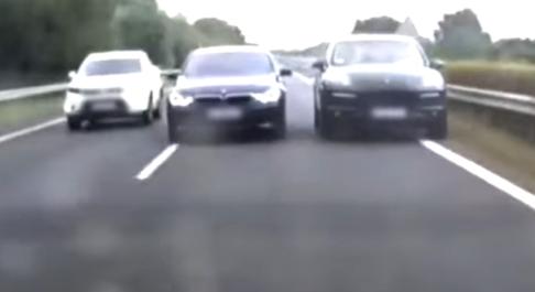 Ilyen, amikor semmi nem számít: videón egy BMW és Porsche életveszélyes mutatványa az M7-esen