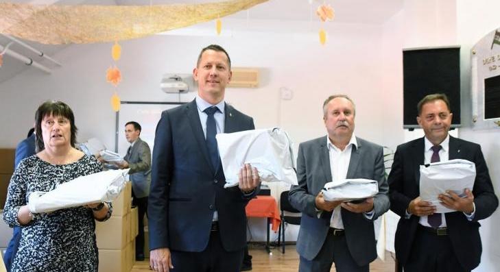 Ingyenes tanszercsomagokat osztottak 