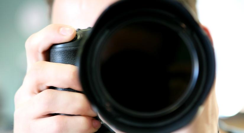 Már pisilni sem lehet nyugodtan? Rajtakaptak egy perverz egy lesifotóst