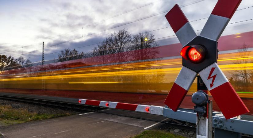 Szörnyű baleset történt Mezőhegyesnél: személyvonat és gépkocsi ütközött