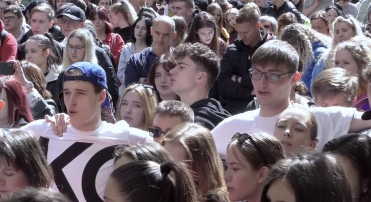 Az Örkény Színház bepótolja a közös, Madách téri éneklést