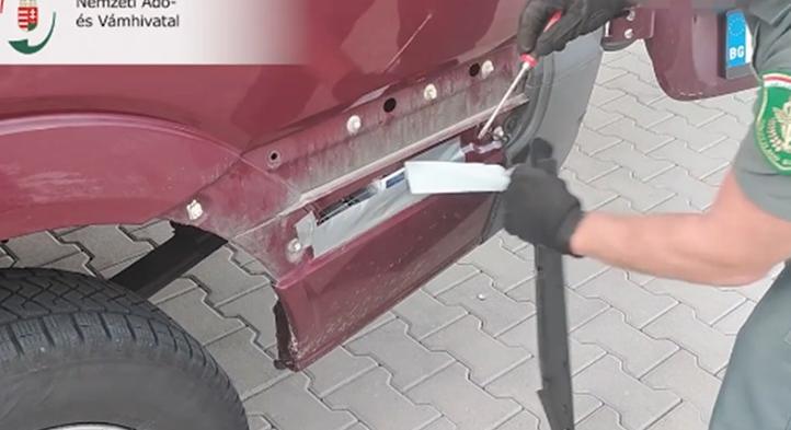 Csempészcigarettával tömte ki gépkocsiját