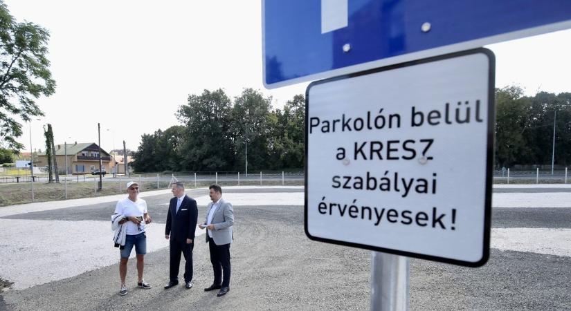 130 férőhelyes parkolót adtak át a Vágóhíd utcában