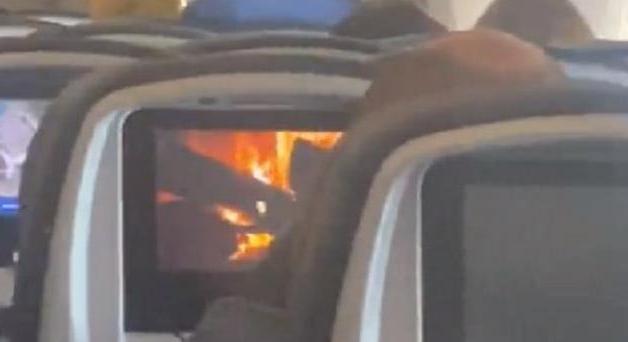 Nagyon furcsa dolgot nézett egy utas a repülőgép képernyőjén - videó