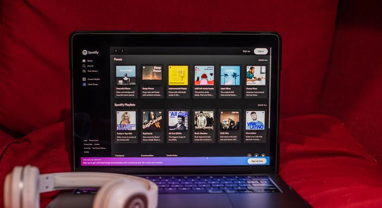 Eddig ingyenes funkciót tenne fizetőssé a Spotify