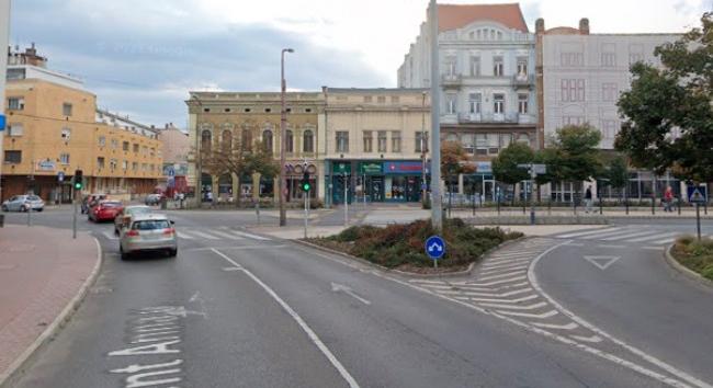 Rendőri irányítás a Piac utcai kereszteződésben