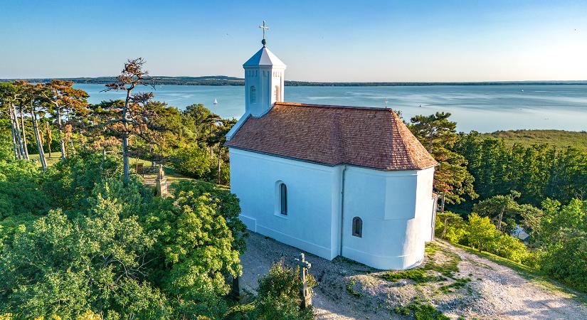 Megszépült a páratlan, Balatonra kacsintó vonyarcvashegyi Szent Mihály-kápolna