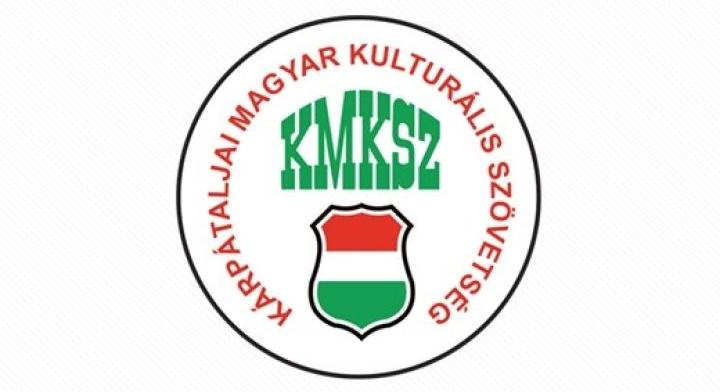 A KMKSZ tiltakozott a magyar jelképek használatának tilalma miatt a munkácsi magyar középiskola tanévnyitóján