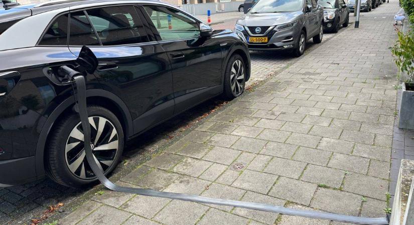 Lapos töltőkábelt tesztel egy holland cég