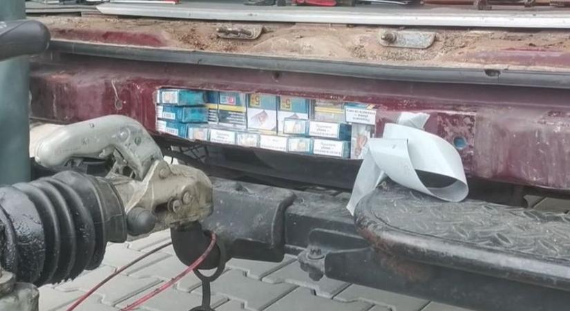 Autója minden résébe rejtett cigarettát a ravasz csempész, de az M1-esen elfogták - fotó