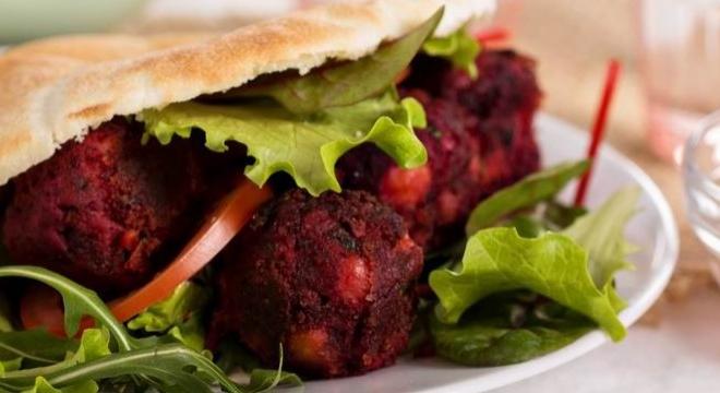 Falafel rózsaszínben és egészségesen – céklával, sütőben sütve