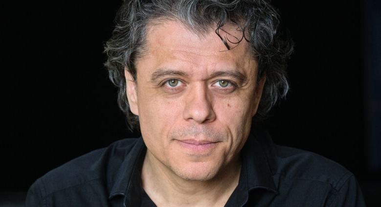 “Lehet az ellenkezőjét állítani, de attól még egy szakma van” – Interjú Crespo Rodrigo-val a Színikritikusok díjáról