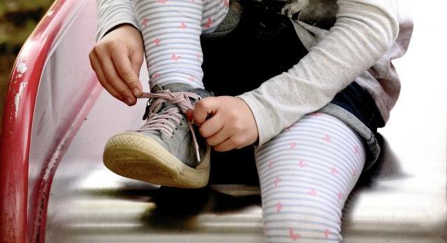 Az iskolában kutyaként bántak 11 éves lányával cipője miatt, állítja az édesanya