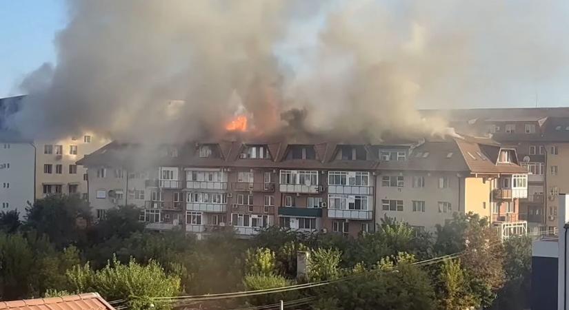 Tűz ütött ki két lakótömb tetőterében, felpofozták a tűzoltóság szóvivőjét  videó