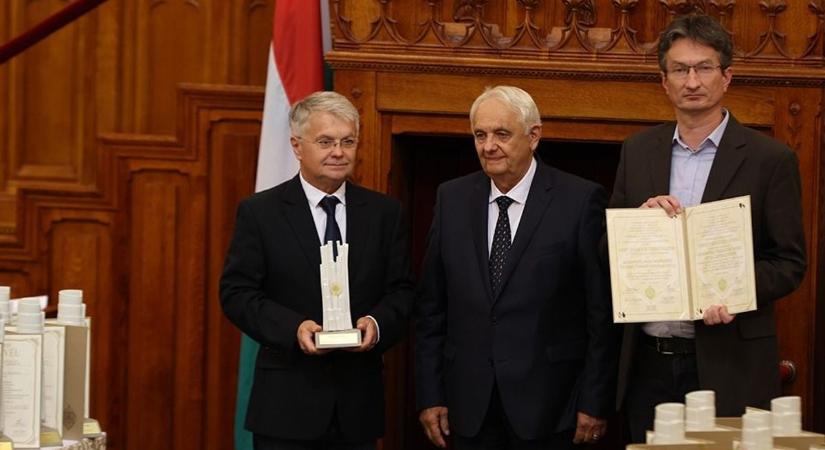 Érték és Minőség díjat kapott szerkesztőségünk az Országházban